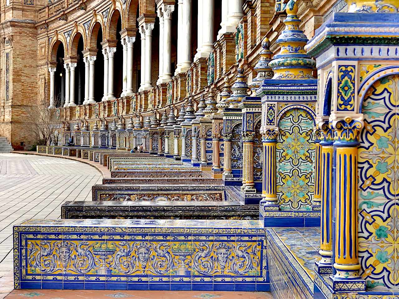 bancs sur la plaza de España à Séville