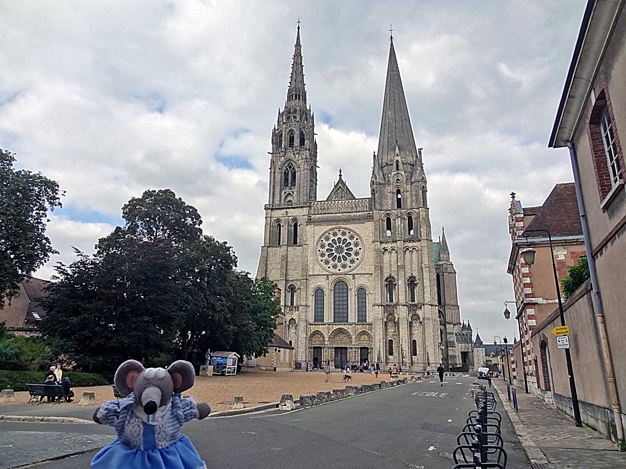 Parvis de la cathédrale de Chartres