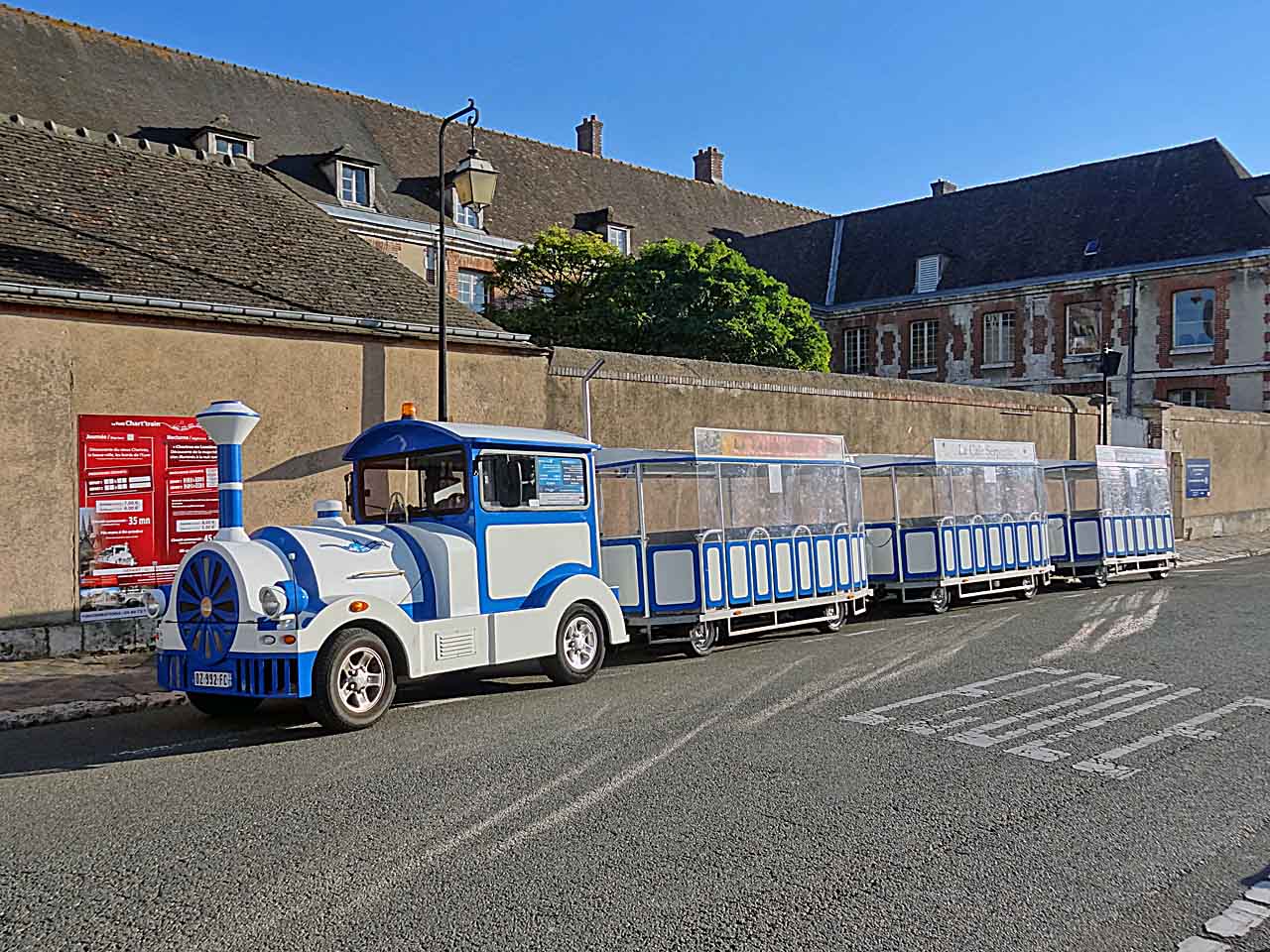 Petit train touristique devant la cathédrale de Chartres