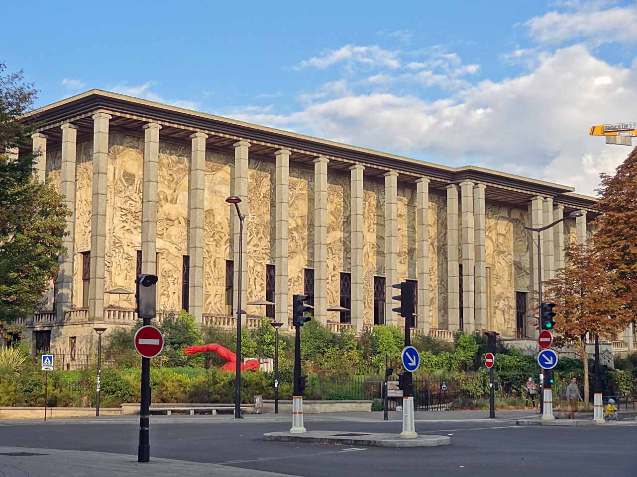 Façade du palais de la Porte-Dorée à Paris