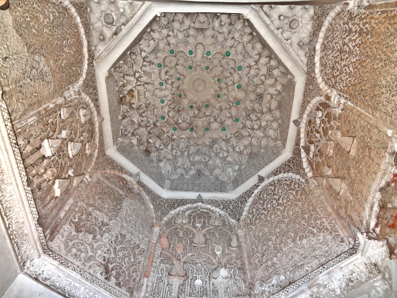 mihrab de la salle de prière de la médersa Ben Youssef