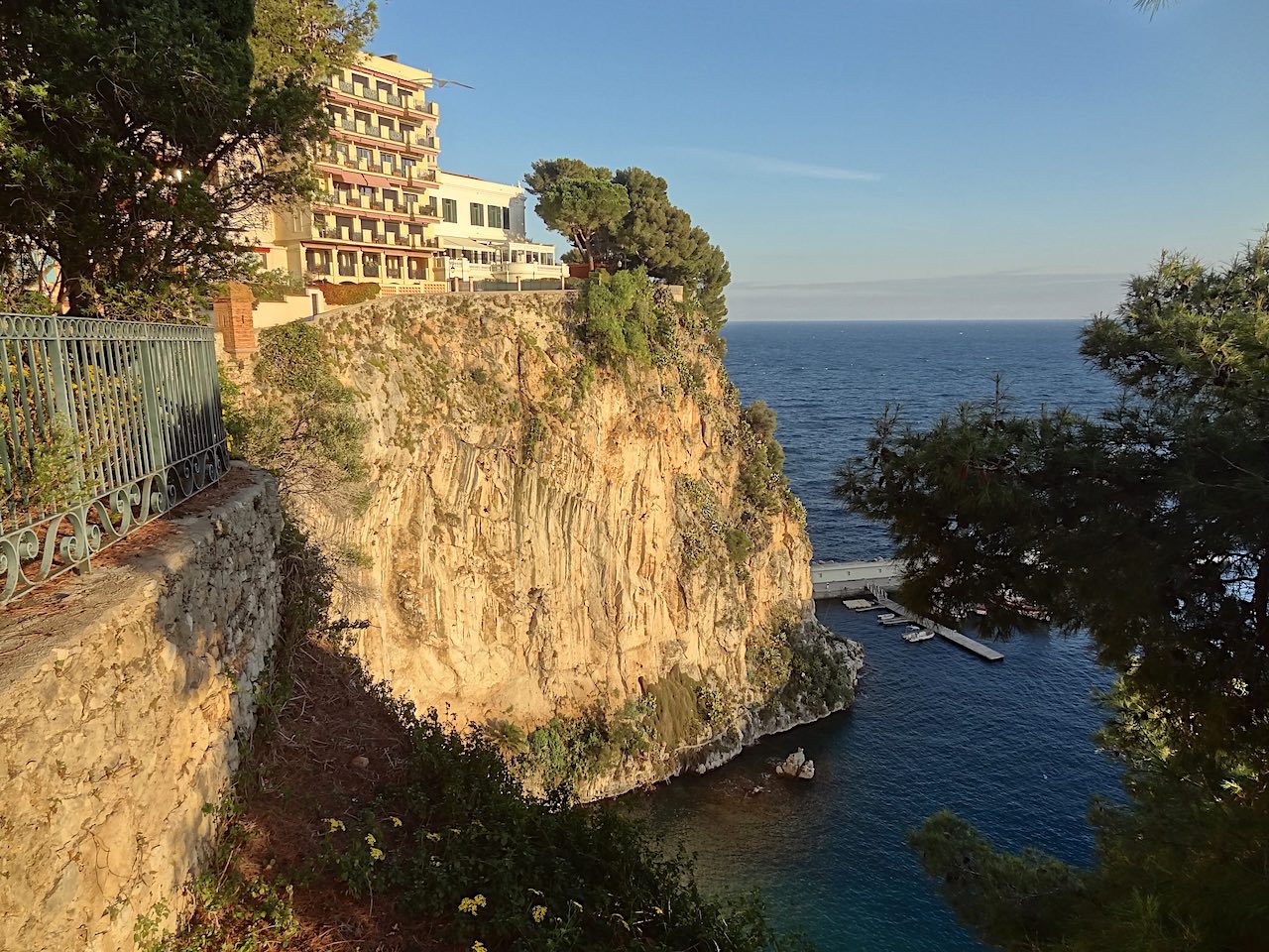 flanc du rocher de Monaco