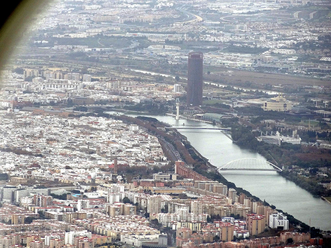 vue aérienne de Séville : quartiers modernes devant, casco antiguo derrière, et Torre de Sevilla