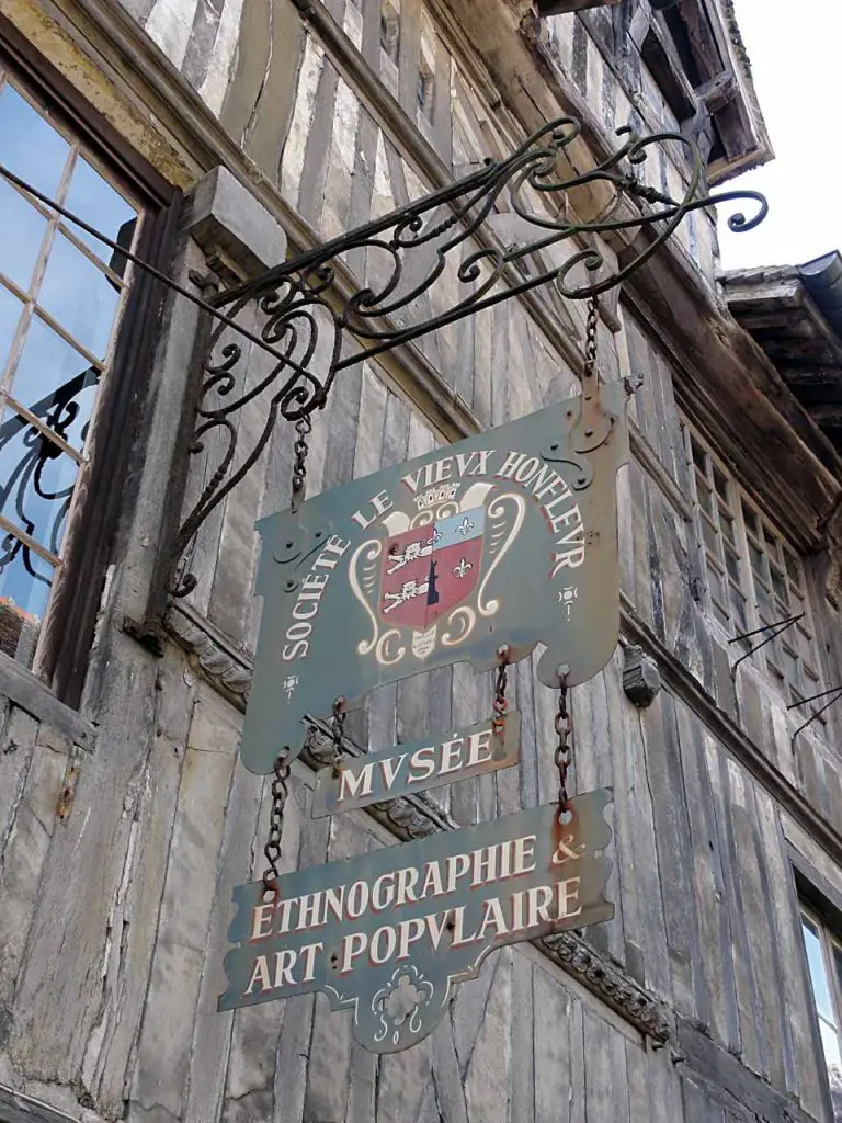 Enseigne du musée d'Ethnographie, rue de la Prison à Honfleur