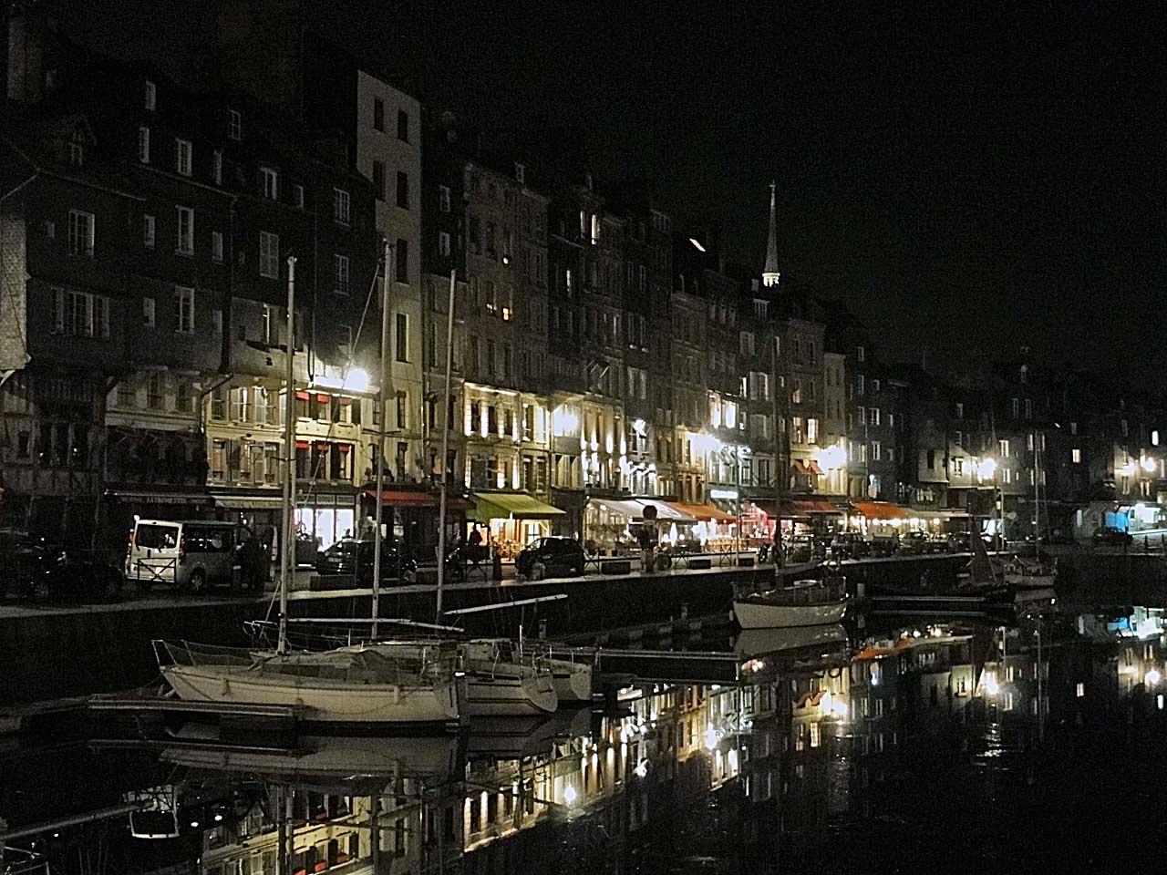 Quai Sainte-Catherine de nuit à Honfleur