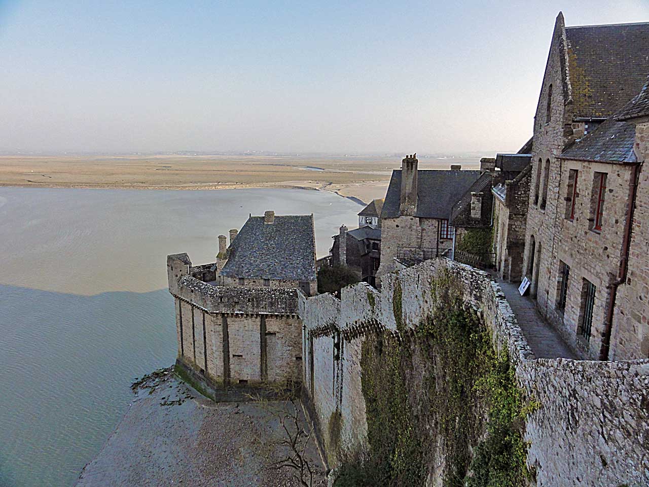 Remparts du Mont Saint-Michel, avec le bastion de la Tour Boucle