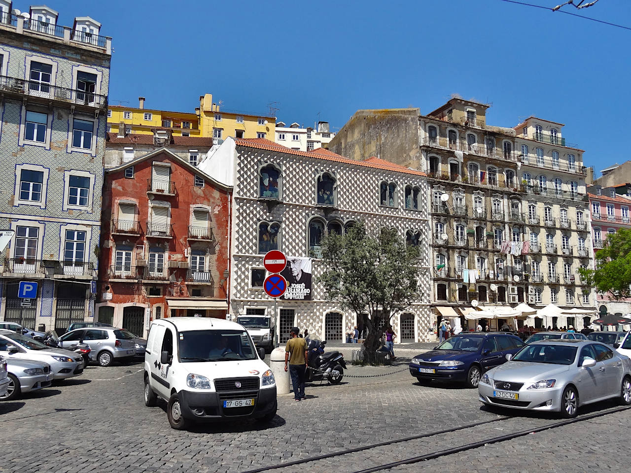Rua dos Bacalhoeiros et Casa dos Bicos, dans le bas de l'Alfama de Lisbonne