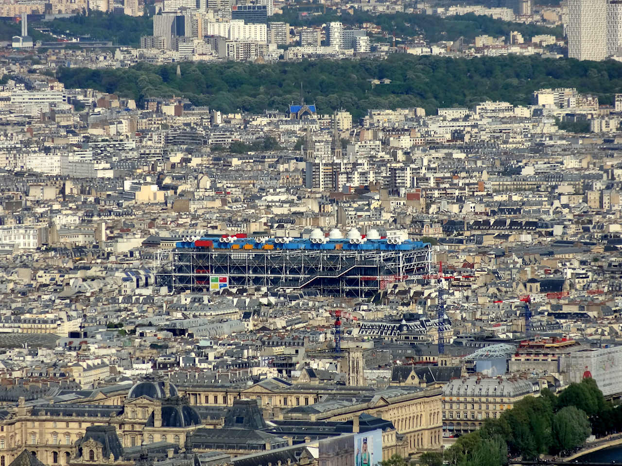 centre Pompidou vu du sommet de la tour Eiffel