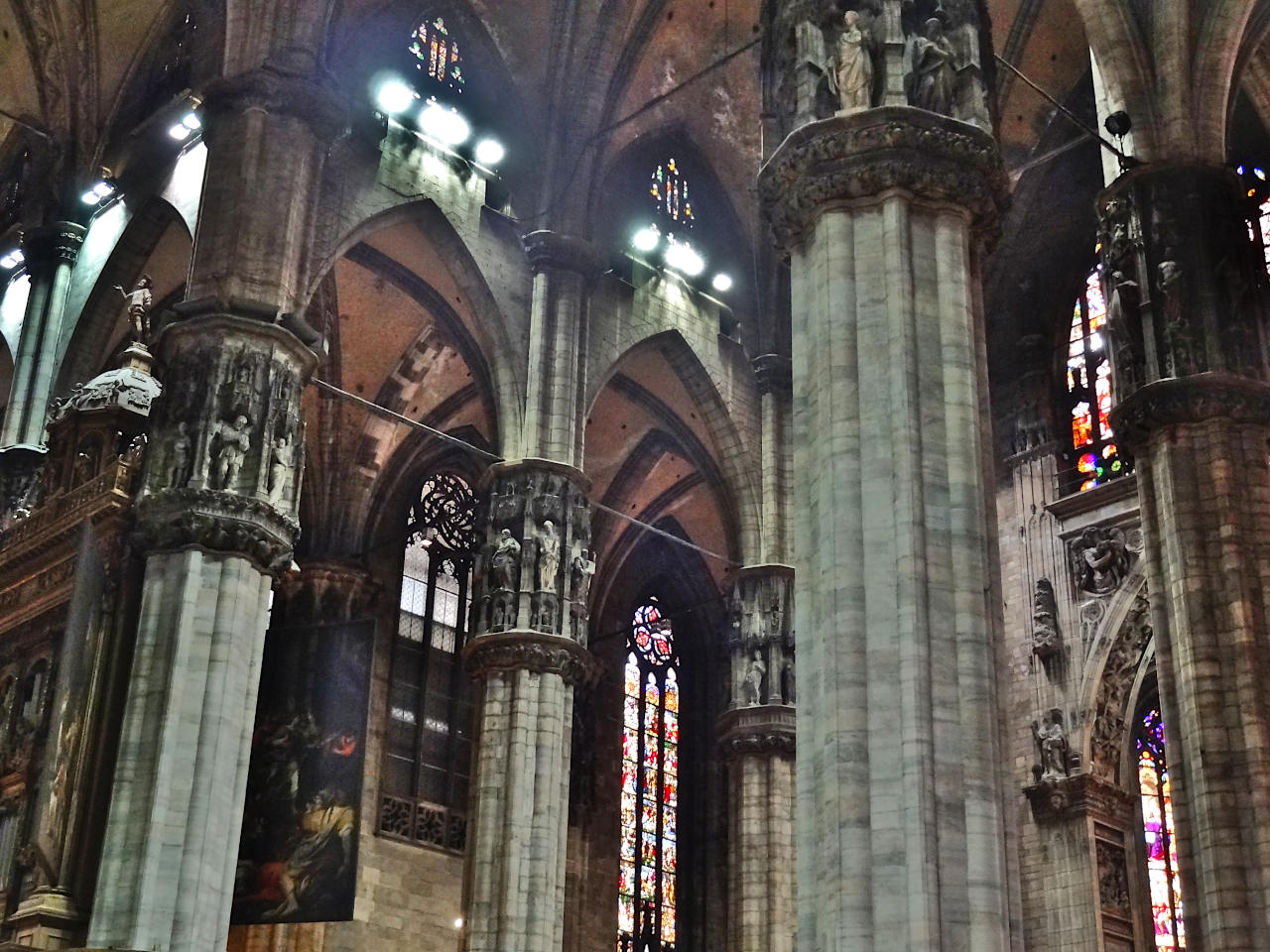 interieur duomo milan.