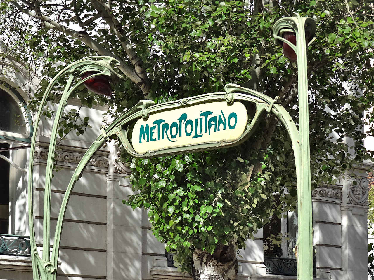 station de métro Picoas à Lisbonne, façon Guimard