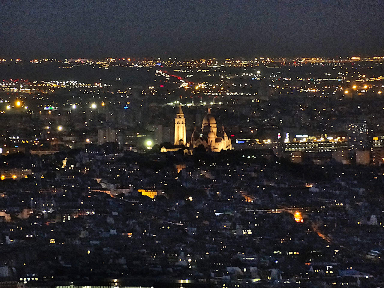 Montmartre de nuit depuis la tour Eiffel
