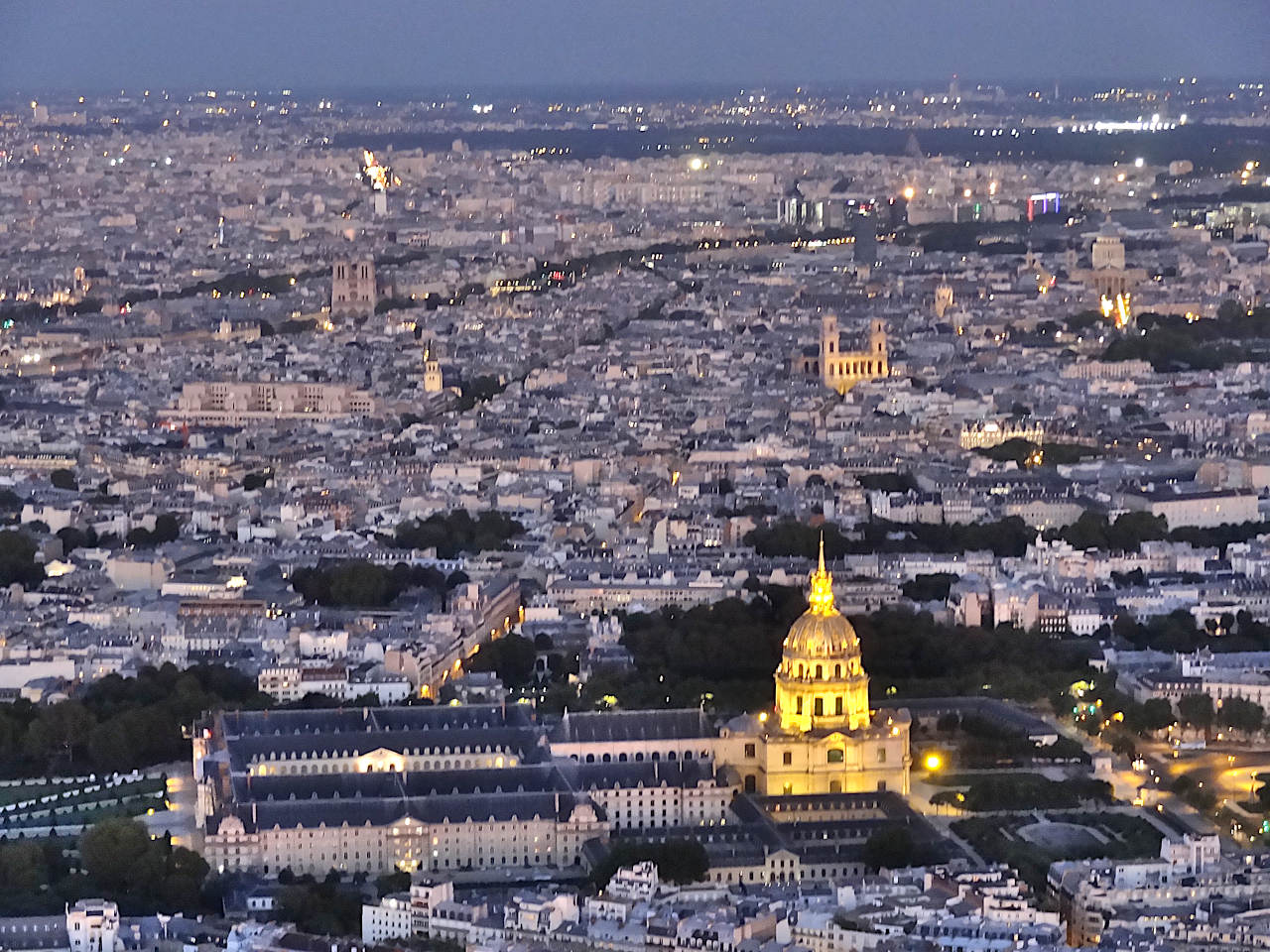 Invalides et rive gauche vue depuis la tour Eiffel au coucher de soleil