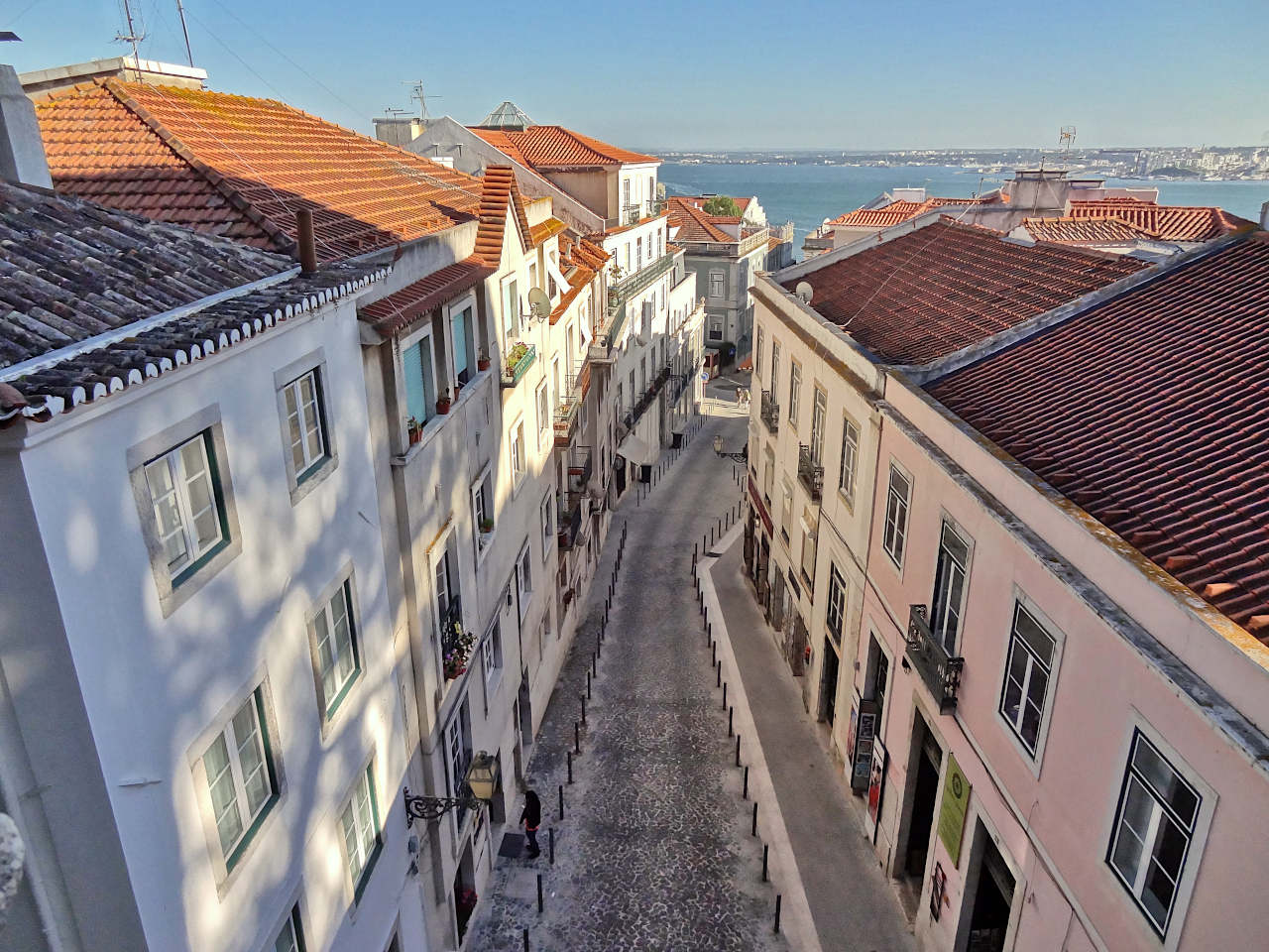 rue alfama lisbonne