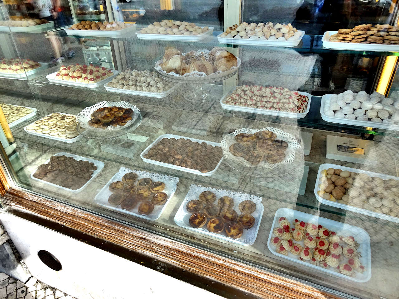 vitrine de salon de thé à Lisbonne