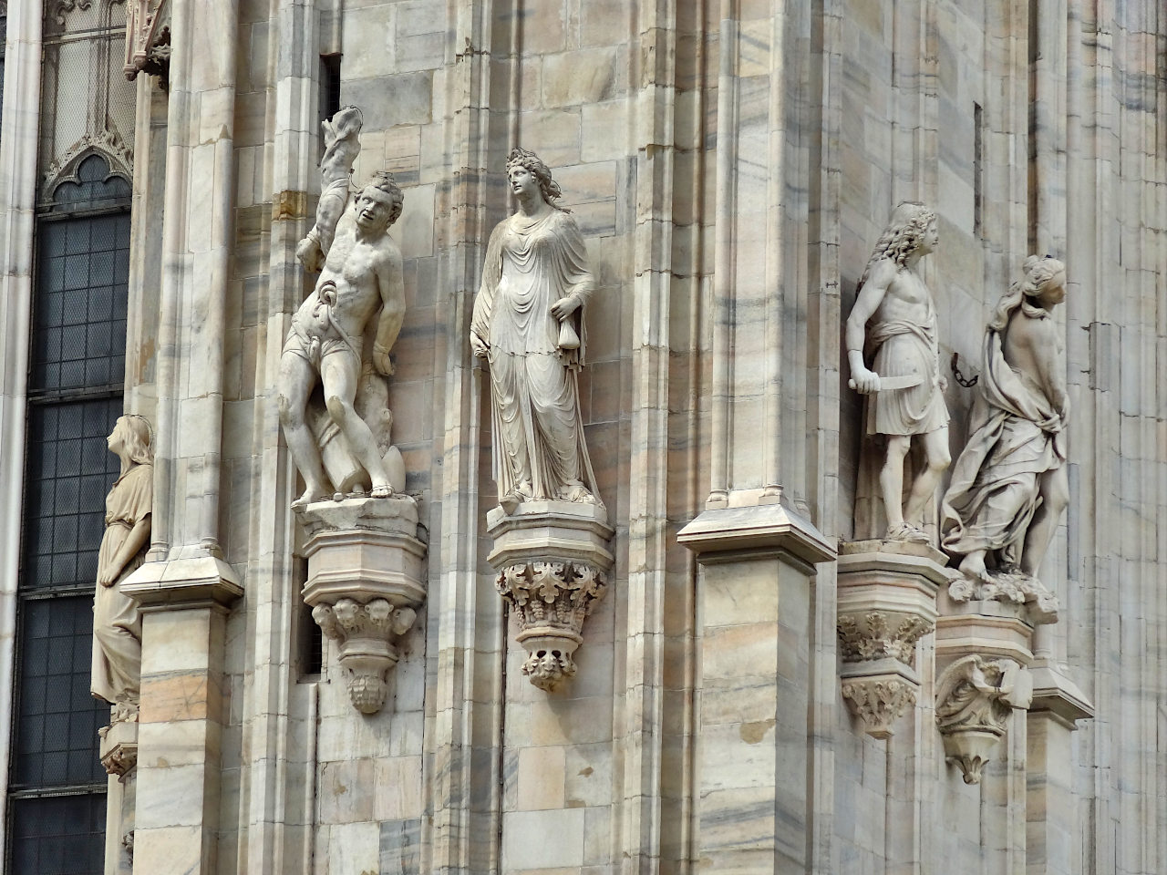 statues extérieurs du Duomo de Milan