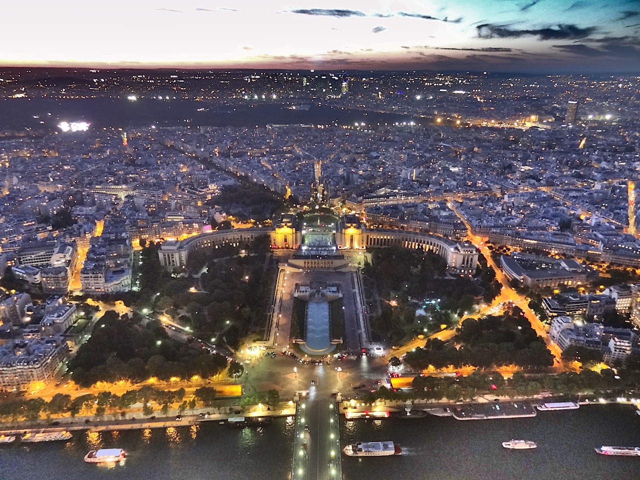 vue depuis la tour Eiffel au coucher de soleil 