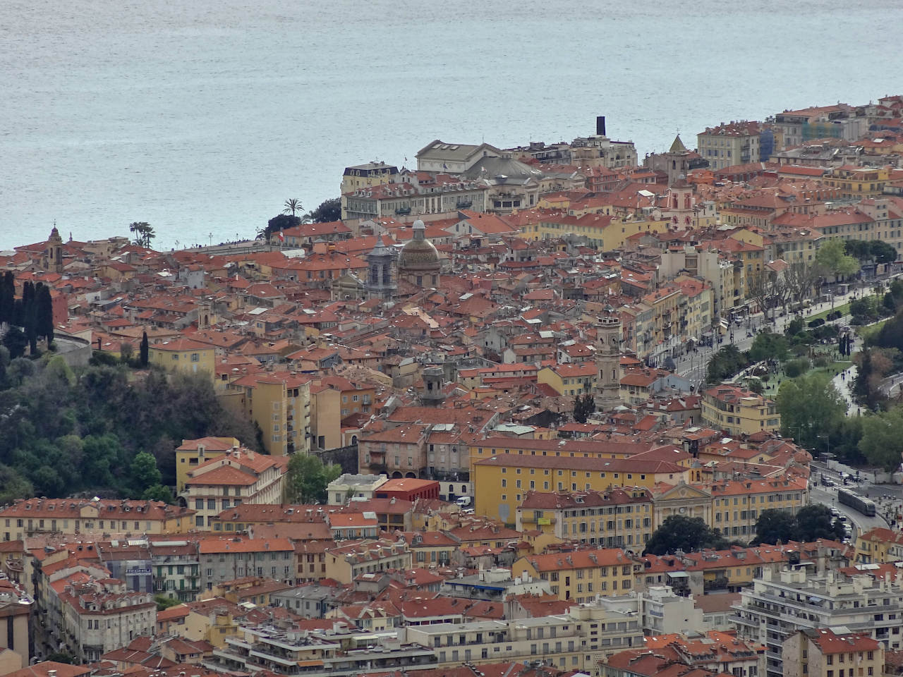 vue du Vieux Nice depuis le parc du Vinaigrier