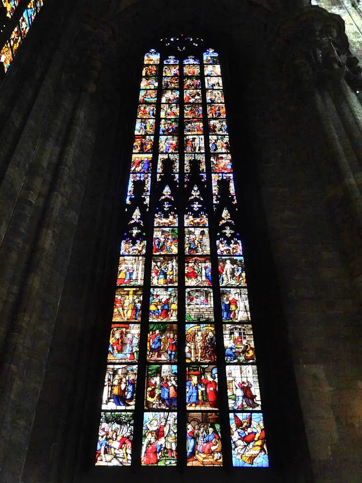 interieur duomo milan.