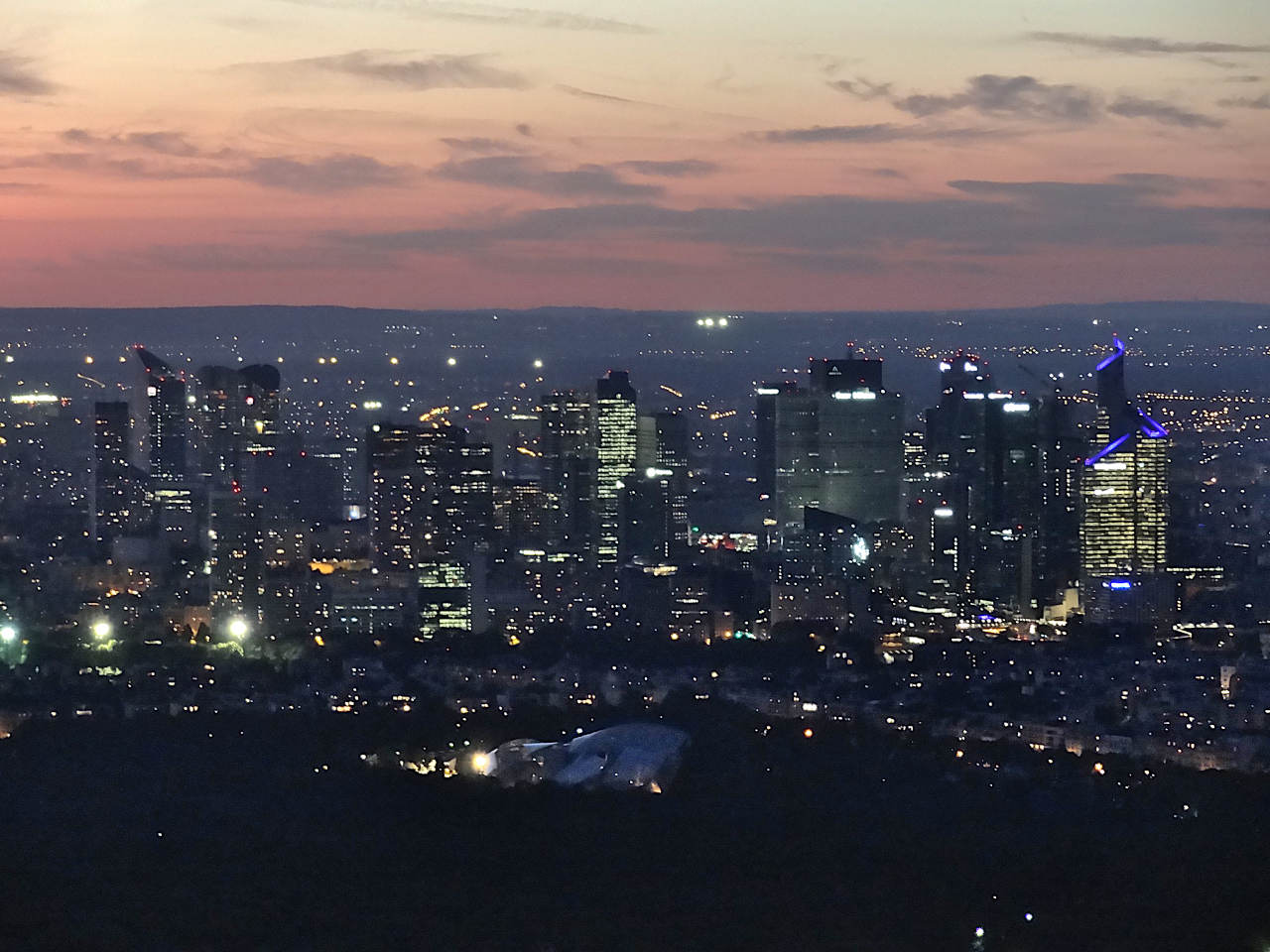 vue sur la Défense de nuit depuis la tour Eiffel