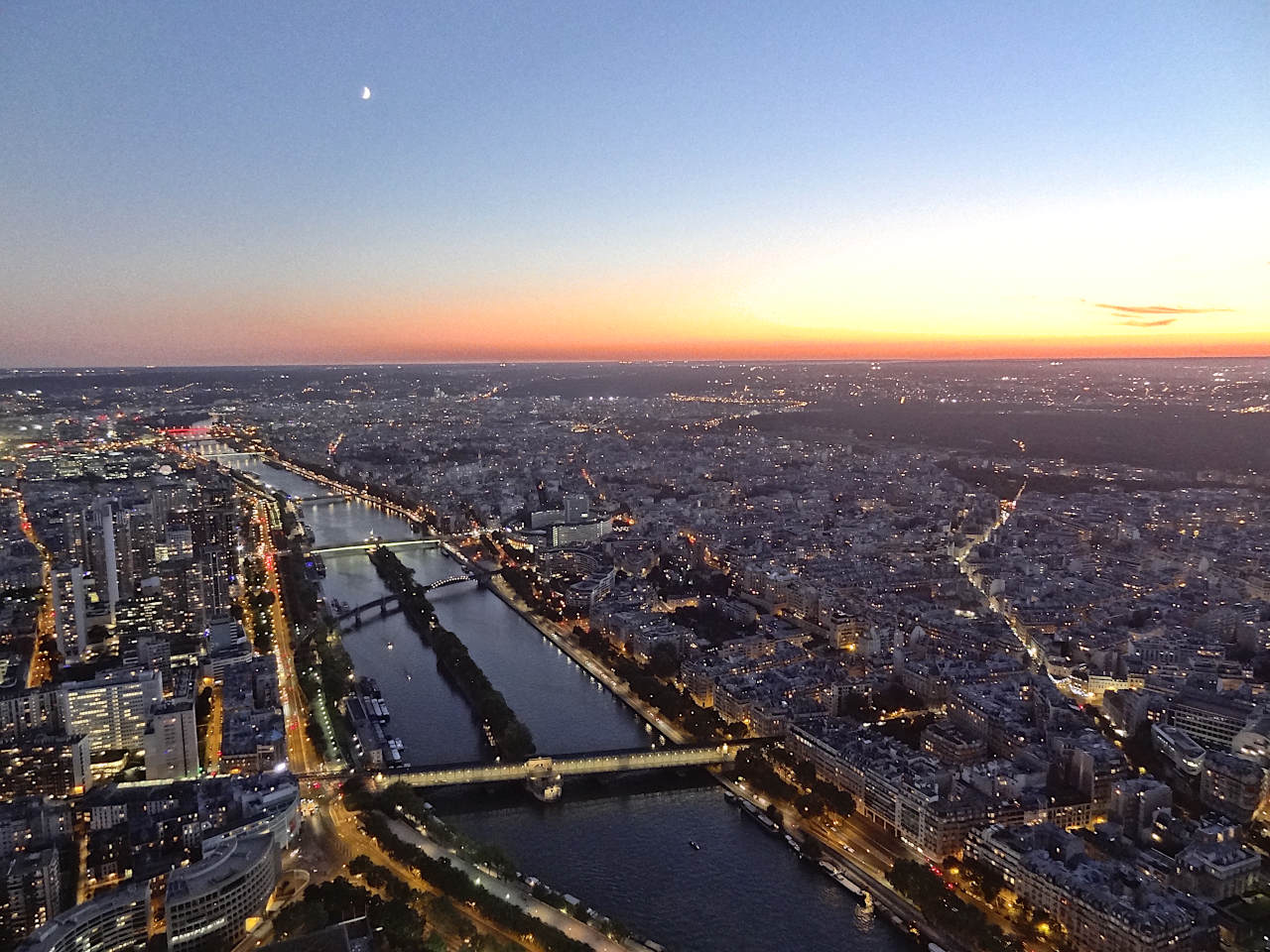 coucher de soleil depuis le sommet de la tour Eiffel