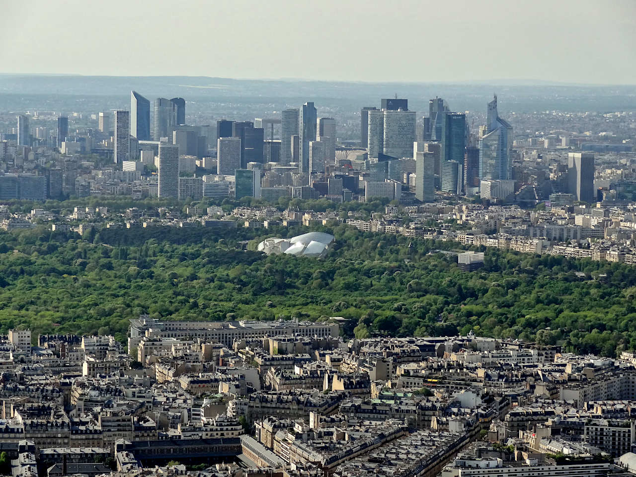 Fondation Vuitton et La Défense vus depuis la tour Eiffel