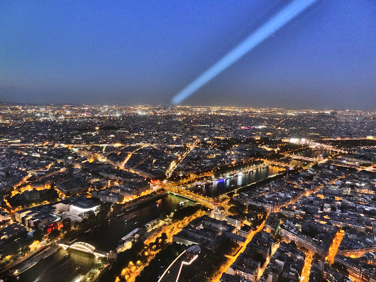 vue du sommet de la tour Eiffel de nuit