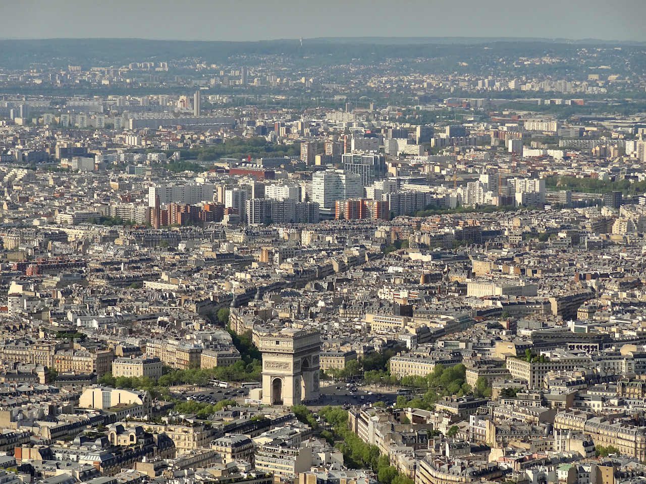 Arc de Triomphe et tours de Levallois vus du sommet de la tour Eiffel