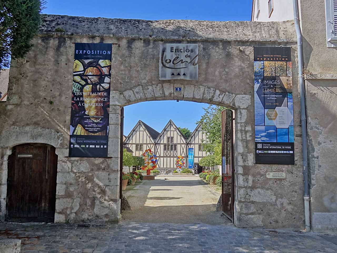 Entrée du Centre international du vitrail à Chartres