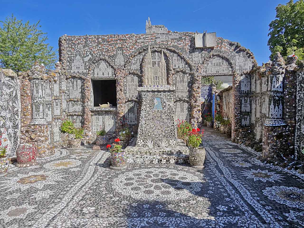 Cour noire de la maison Picassiette à Chartres