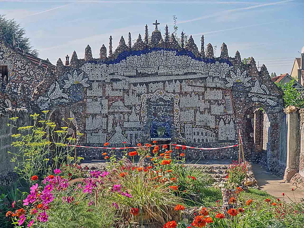 Parvis de Jérusalem dans le jardin de la maison Picassiette à Chartres