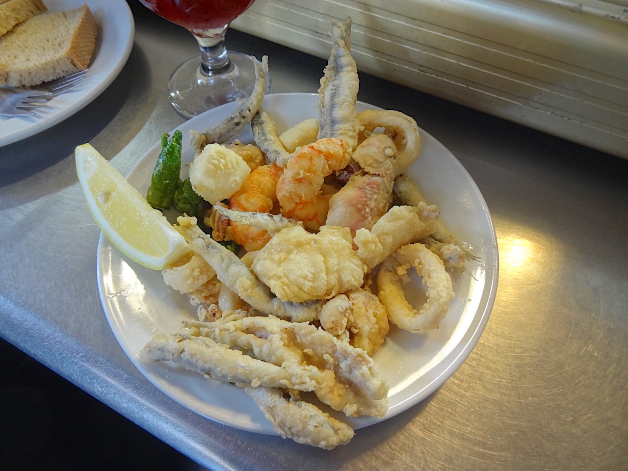 pescaito frito au marché Atarazanas de Malaga