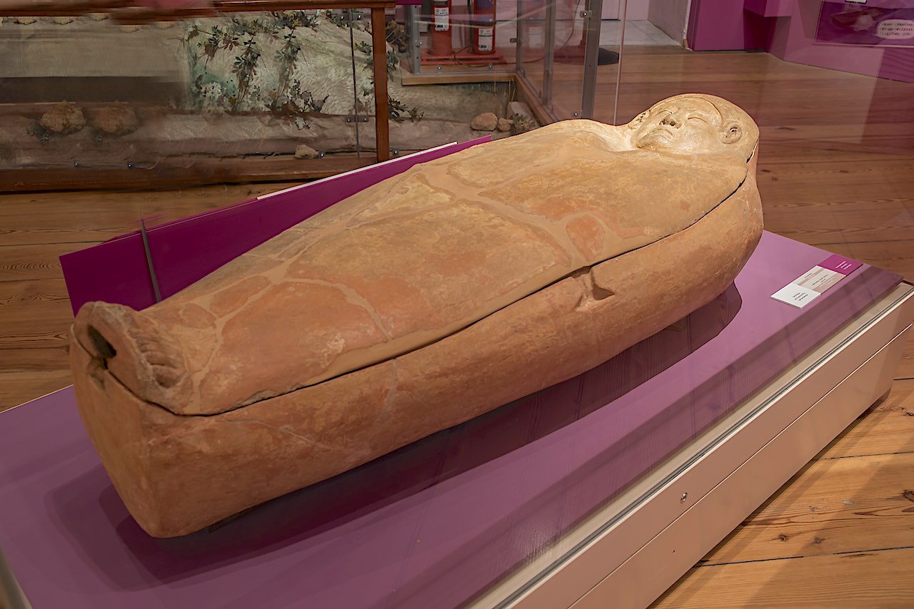 sarcophage phénicien malte