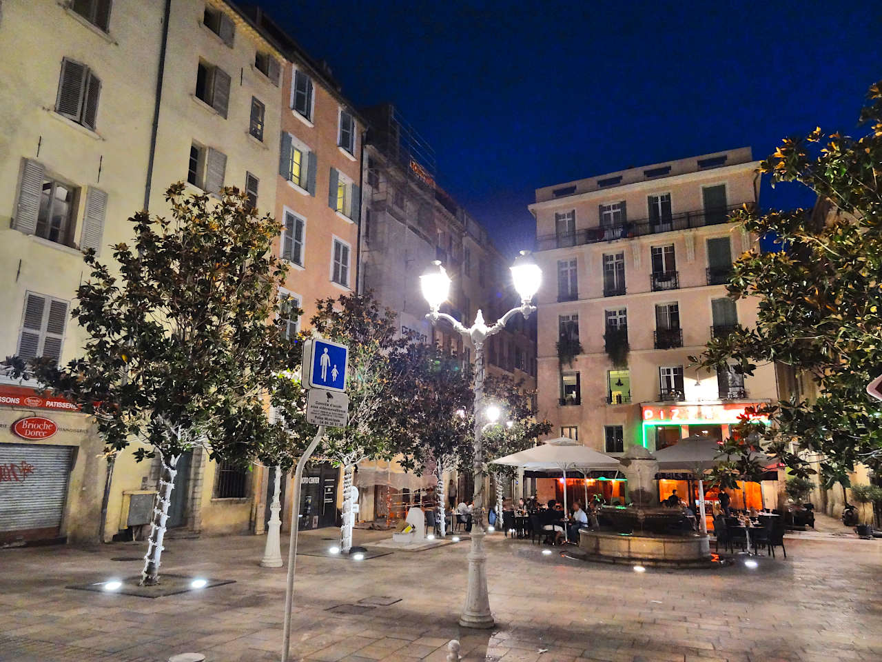 une place du vieux Toulon