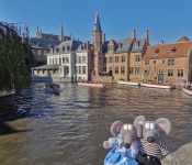 Devant les quais de la place des Tanneurs à Bruges