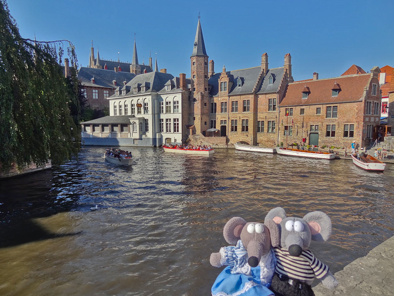 Devant les quais de la place des Tanneurs à Bruges