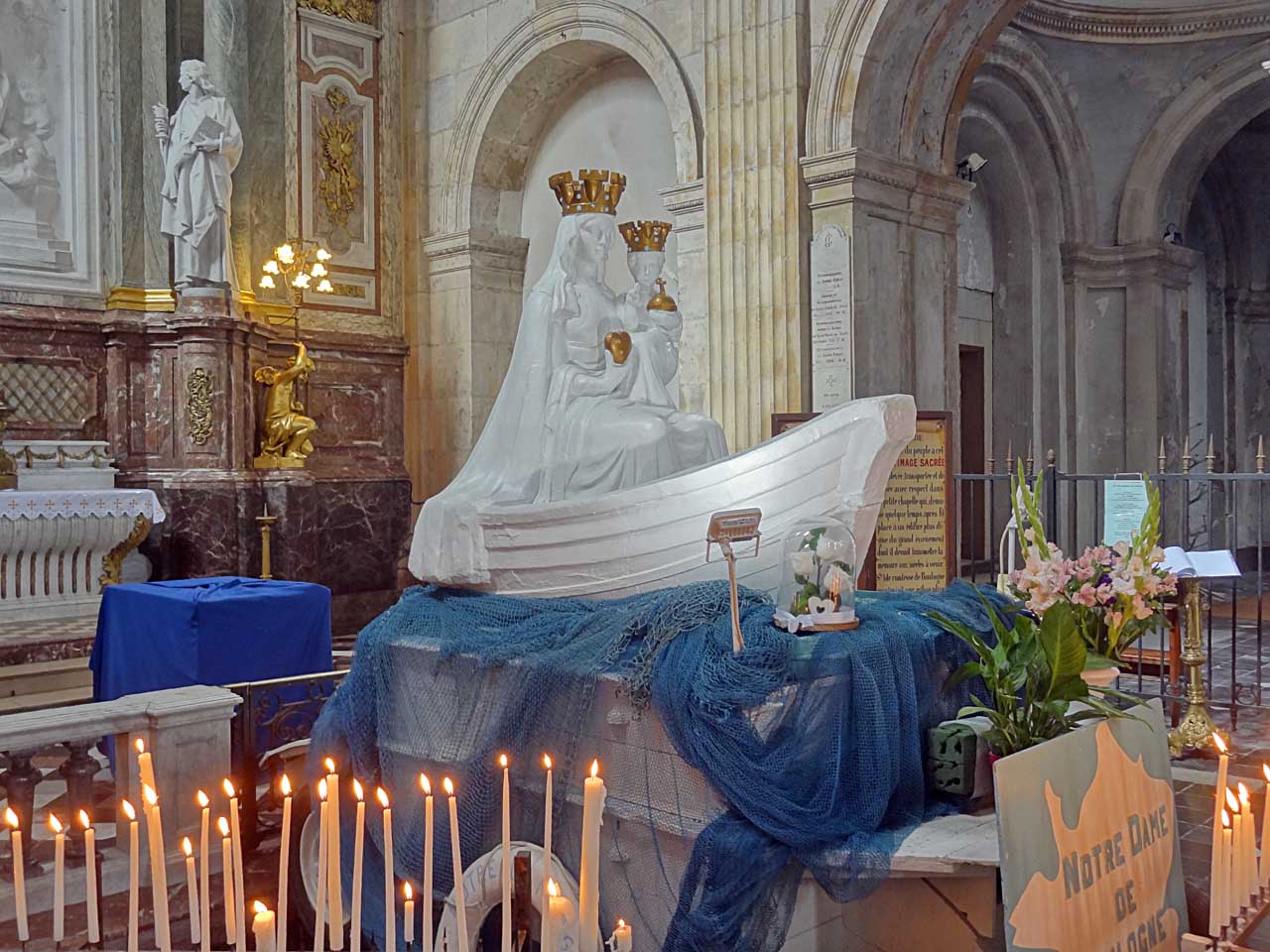 Statue de Notre-Dame dans la basilique de Boulogne-sur-Mer