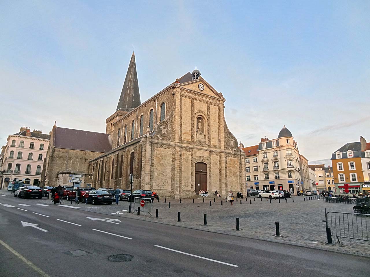 Place Dalton et église Saint-Nicolas à Boulogne-sur-Mer