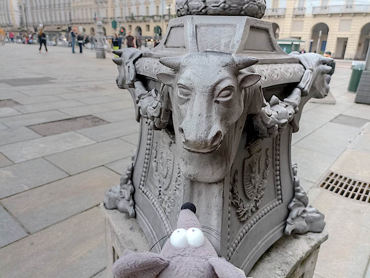 pied de lampadaire tête de taureau à Turin