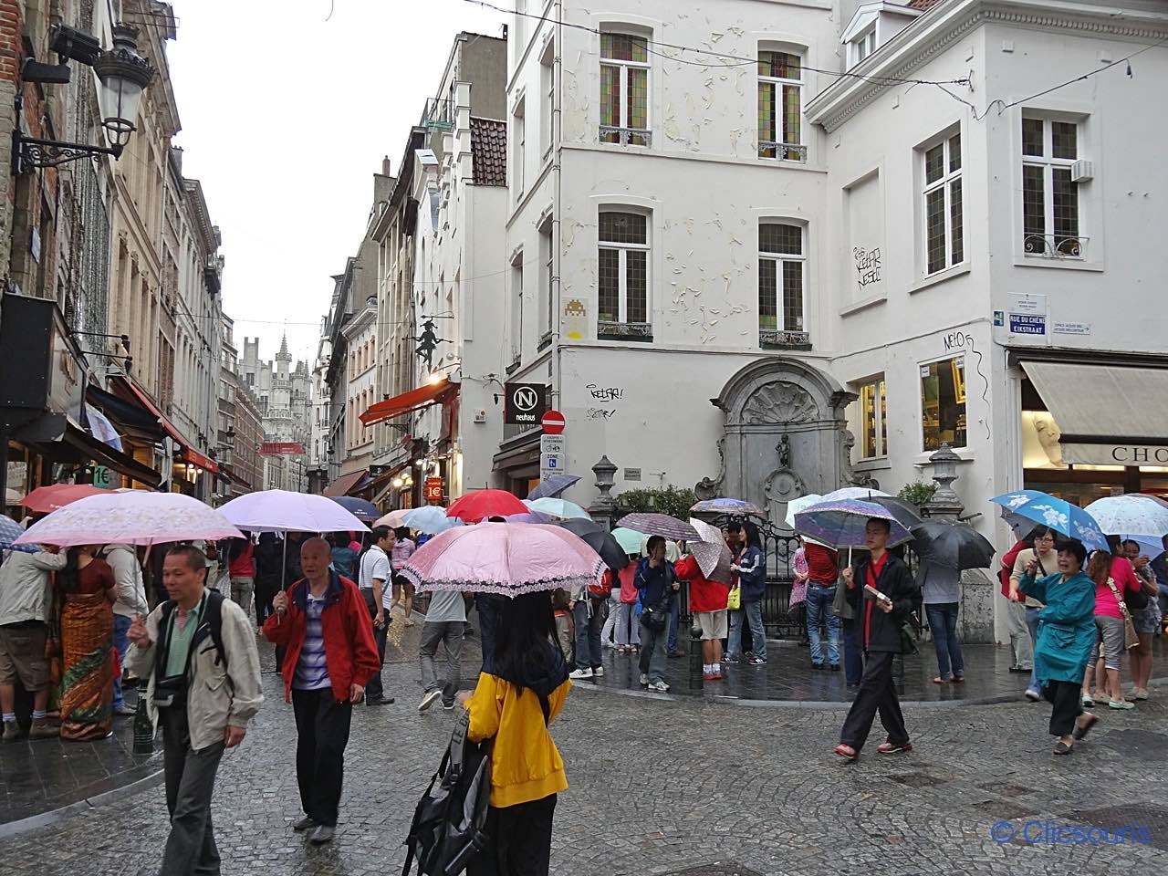 rue où se trouve le Manneken Pis de Bruxelles