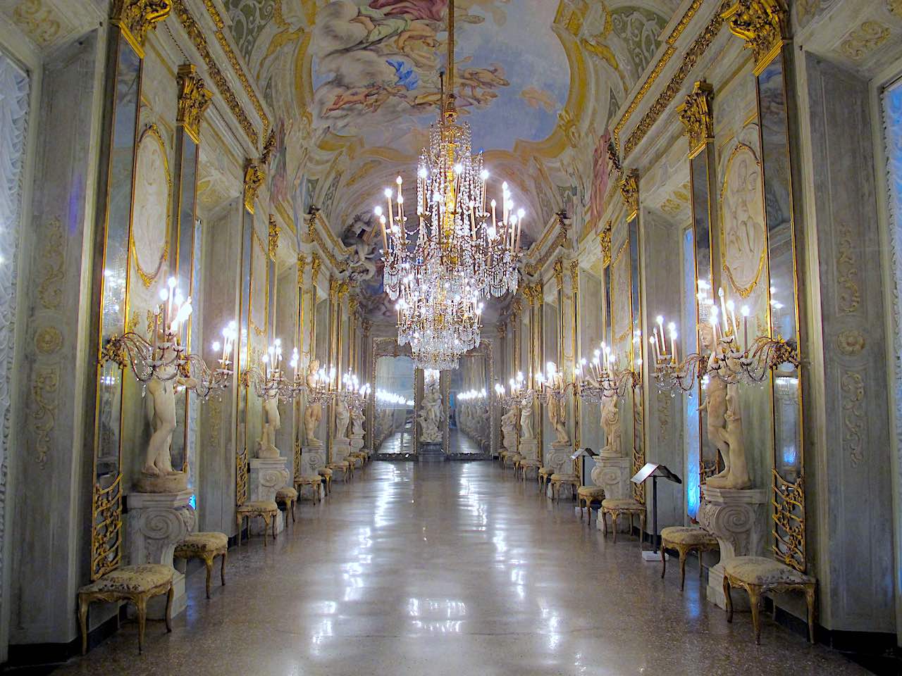 galerie des glaces du palais royal de Gênes