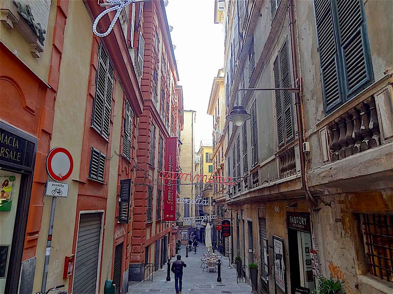 une rue du quartier de la Maddalena vu vieux Gênes