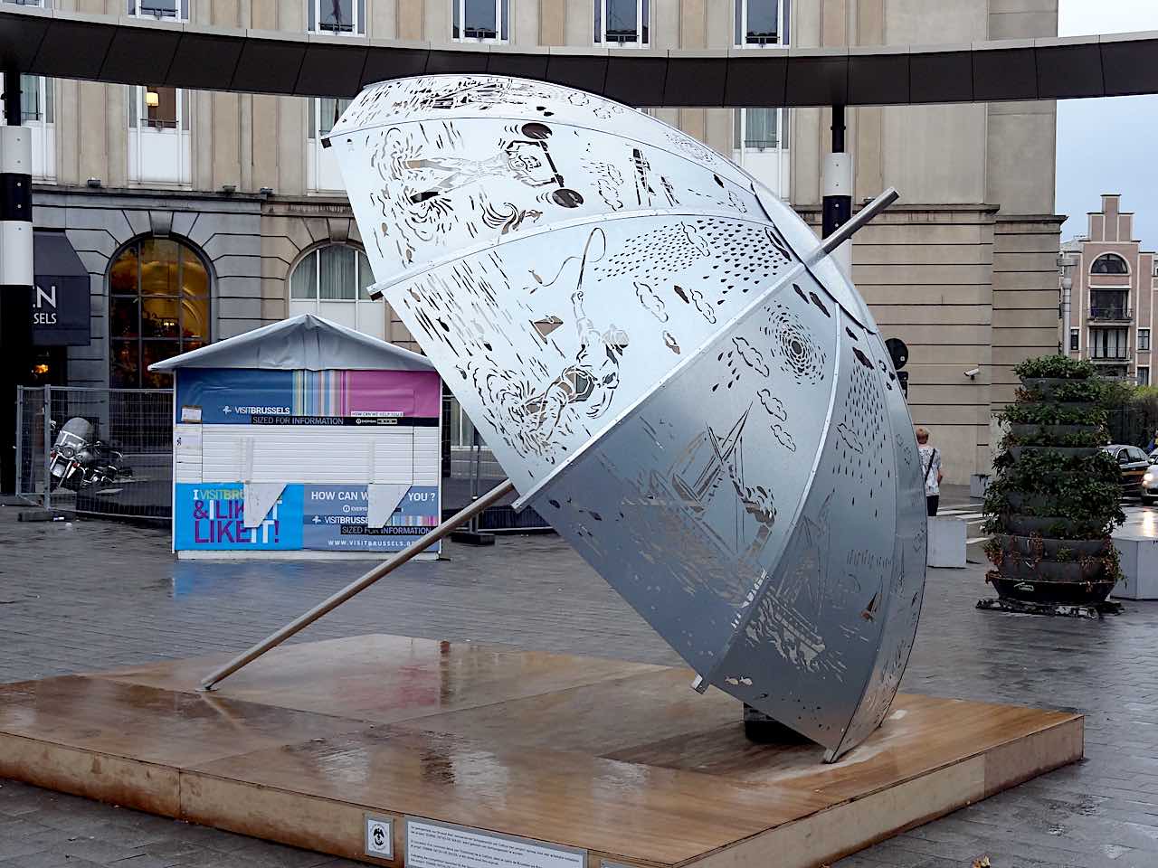 sculpture en forme de parapluie à Bruxelles