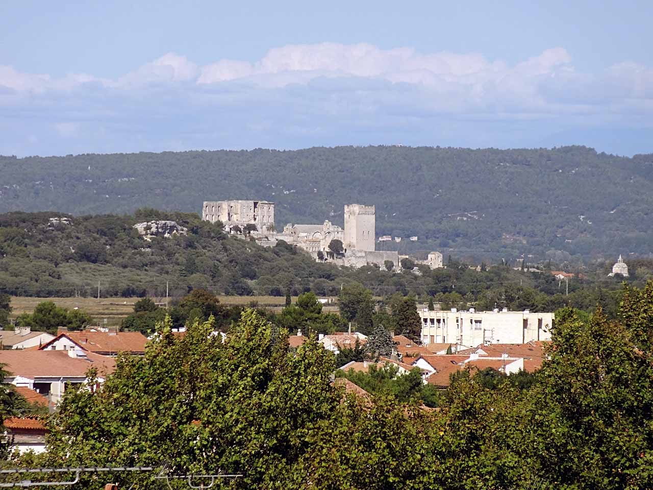 L'abbaye de Montmajour vue depuis les arènes d'Arles