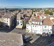 Que visiter, que faire à Arles en une journée Arles vue des arènes