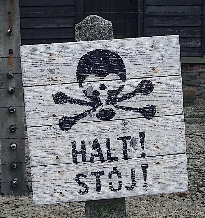panneau de "signalisation" dans le camp d'Auschwitz