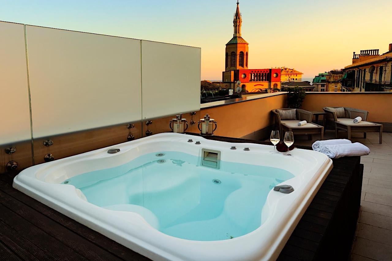 terrasse privative avec jacuzzi au Meliá Genova