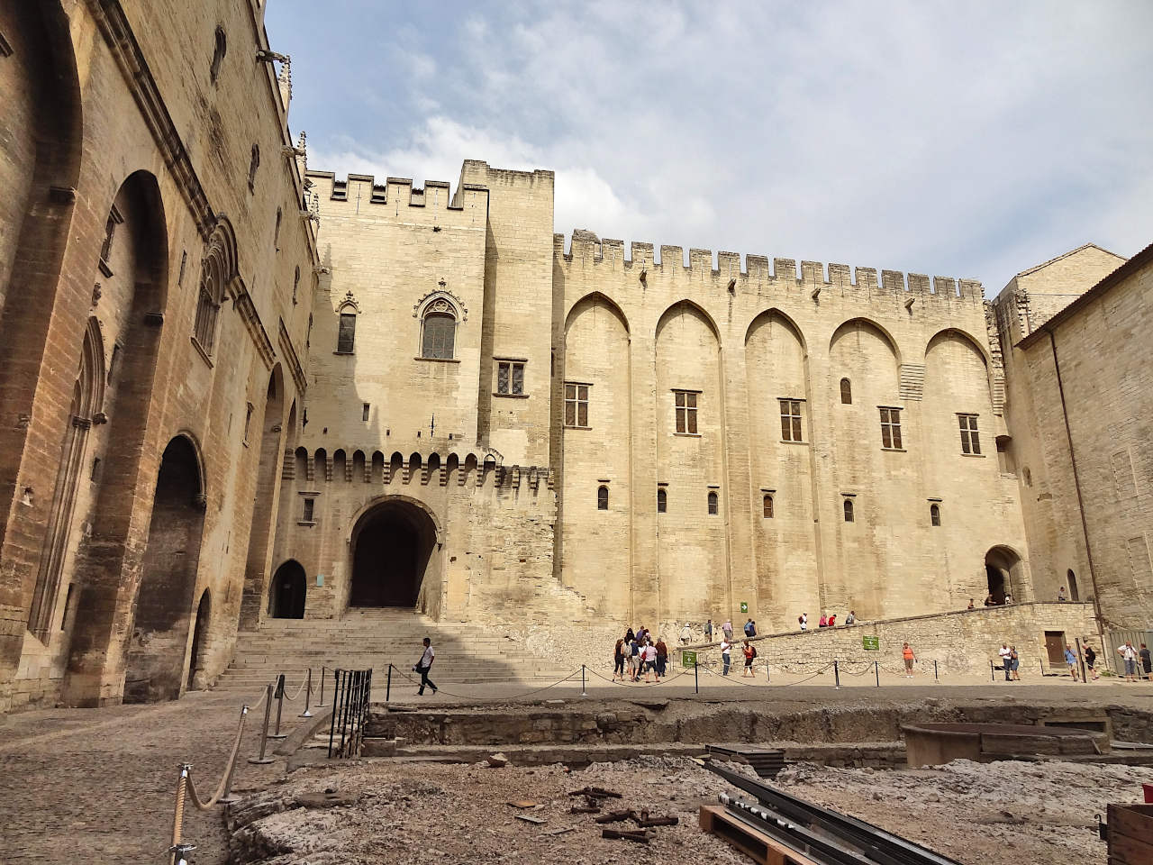 cour d'honneur du palais des papes d'Avignon