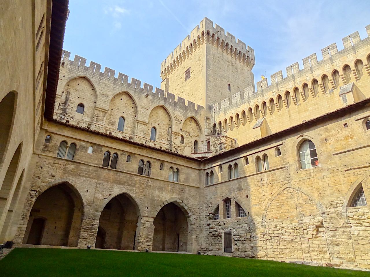 cloître du Palais des papes d'Avignon