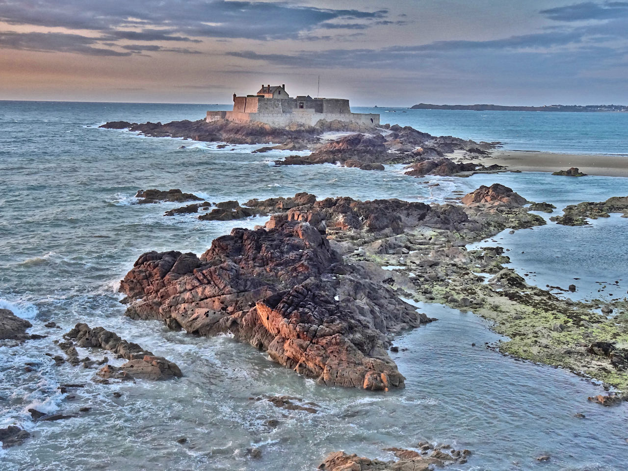 Fort national de Saint-Malo à marée haute