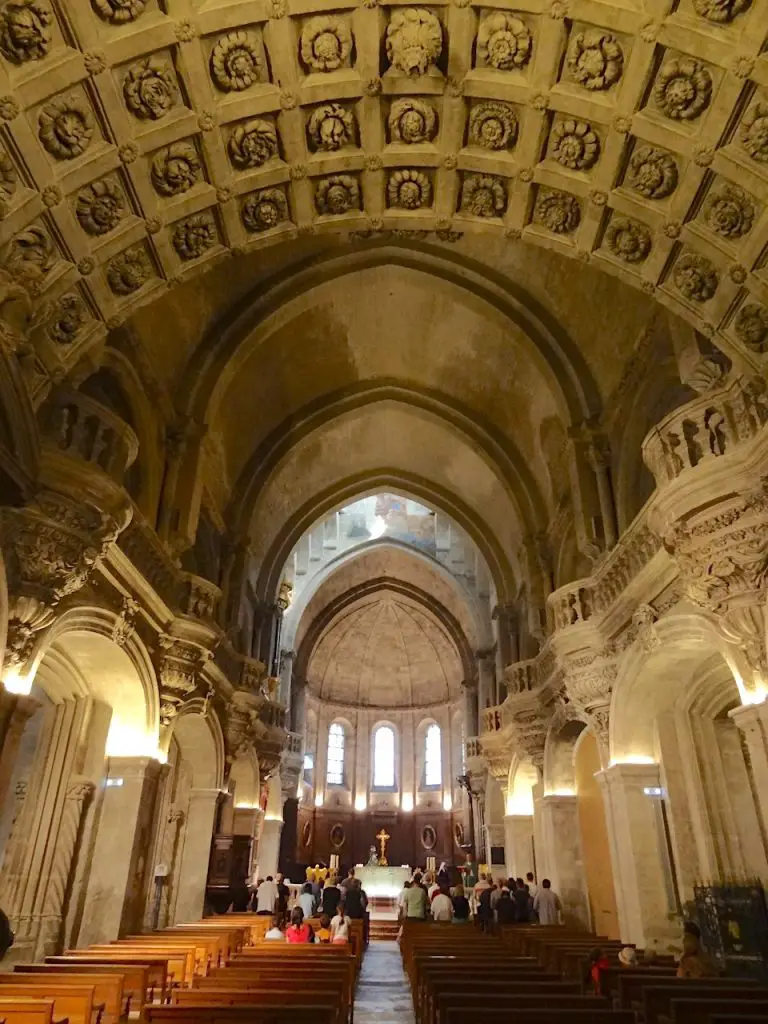 intérieur de la cathédrale Notre-Dame-des-Doms d'Avignon